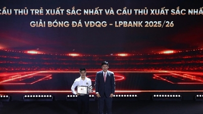 Nguyen Quang Hai won the Best Player award in the V-League 2025/26 at the awards gala.