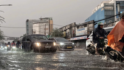 De fortes pluies provoquent de graves inondations à Hô Chi Minh-Ville, entraînant des embouteillages.