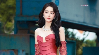 La actriz Dilraba Dilmurat lució deslumbrante y con un aire de diosa en la alfombra roja con los hombros descubiertos.