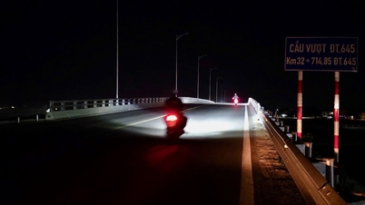 The Vân Phong - Chí Thạnh expressway overpass is pitch black, posing a very high risk of accidents.
