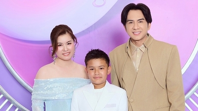 Singer Dan Truong attracted attention when he appeared alongside his ex-wife Thuy Tien.