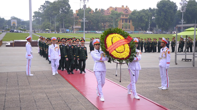 Una delegación del VIII Congreso de la Asociación de Veteranos de Vietnam, correspondiente al periodo 2026-2031, visita el Mausoleo del Presidente Ho Chi Minh.