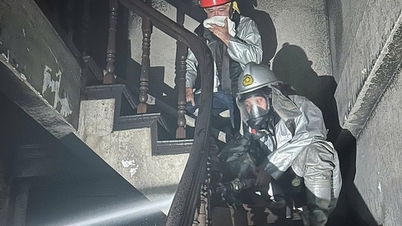 Sebuah rumah terbakar pada pukul 4 pagi di Hanoi; polisi bergegas masuk untuk menyelamatkan dua orang yang terjebak di dalam.