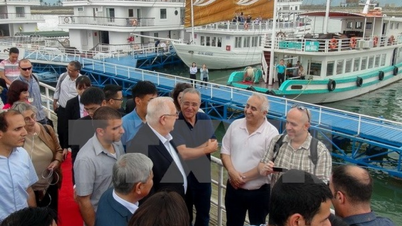 Le président d'Israël et son épouse visitent le site du patrimoine de la baie d'Ha Long.
