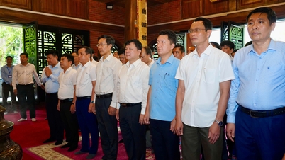 La Universidad Thai Nguyen ofrece incienso en la Base Revolucionaria de Dinh Hoa y brinda apoyo social.