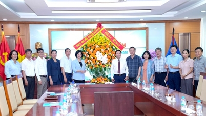ประธานสภาประชาชนฮานอย นางฝุ่ง ถิ ฮง ฮา เยี่ยมชมและแสดงความยินดีกับสถานีวิทยุเสียงแห่งเวียดนาม