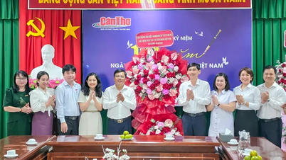 สาขาภาคตะวันตกเฉียงใต้ของธนาคารเกษตรได้เข้าเยี่ยมและแสดงความยินดีกับหนังสือพิมพ์และวิทยุโทรทัศน์เมืองเกิ่นโถ เนื่องในโอกาสวันสื่อมวลชนปฏิวัติเวียดนาม