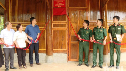 Bộ CHQS tỉnh Điện Biên trao nhà “Đại đoàn kết” tặng gia đình có hoàn cảnh khó khăn