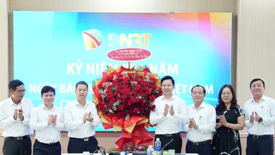 Para pemimpin kota Da Nang mengunjungi dan memberi selamat kepada berbagai lembaga media.