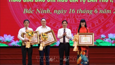 ស្នាដៃឆ្នើមចំនួន ៤៥ ត្រូវបានផ្តល់កិត្តិយសនៅក្នុងពានរង្វាន់សារព័ត៌មាន Ngo Gia Tu លើកដំបូង។