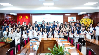 Phòng thực hành hơn 1 tỉ đồng mô phỏng nghiệp vụ ngân hàng cho sinh viên
