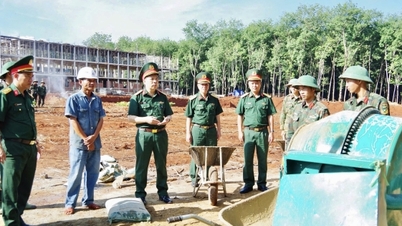 ทหารจากกองทัพที่ 34 ฝ่าฟันทั้งแดดและฝนเพื่อสร้างโรงเรียนประจำชายแดนให้แล้วเสร็จ