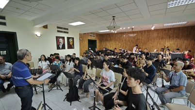 Vietnamlı bando sanatçılarının farklı nesillerinin özel bir buluşması.