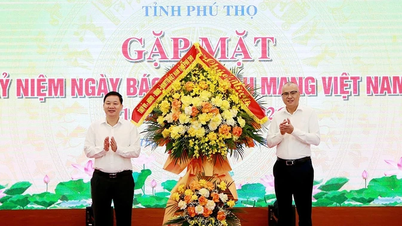 «ចិត្តបរិសុទ្ធ ចិត្តស្ងប់ និងប៊ិចមុតស្រួច» អមជាមួយនូវសេចក្តីប្រាថ្នាសម្រាប់វឌ្ឍនភាពនៃមាតុភូមិរបស់យើង។