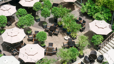Matcha Vibe – Uma nova tendência para apreciar chá em meio à vegetação exuberante do Rex Hotel Saigon.