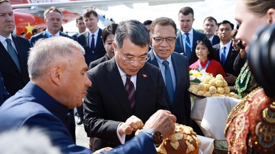 Rusland bød premierminister Le Minh Hung velkommen med en ceremoni, hvor han blev tilbudt saltet brød og slik.