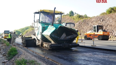 Trabalhando sob o sol escaldante e fazendo horas extras no projeto de expansão da rodovia Cam Lo - La Son.