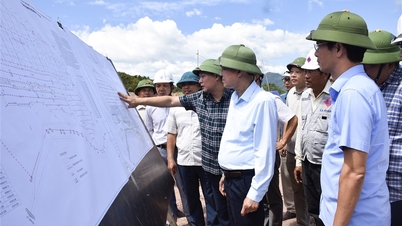 Wakil Ketua Komite Rakyat Provinsi Thai Van Thanh meninjau lokasi pembangunan sekolah berasrama bertingkat di komune Nhon Mai, Tri Le, dan Que Phong.