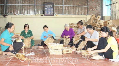 Persatuan Wanita komune Doan Dao dengan gerakan-gerakan peniruannya.