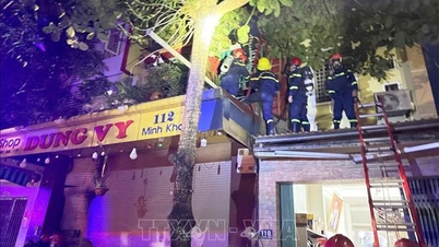 Tiga orang berhasil diselamatkan setelah terjebak di dalam rumah yang terbakar pada dini hari.