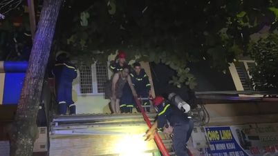 Tiga orang yang terjebak di dalam rumah yang terbakar berhasil diselamatkan tepat waktu.