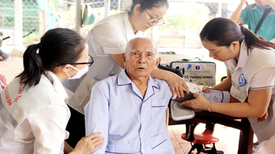 Ho Chi Minh City leaders demand universal health check-ups, emphasizing that the focus should be on achieving targets rather than chasing after achievements.