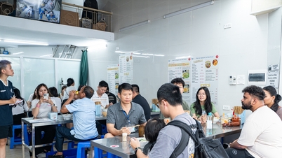 Sebuah restoran pho ayam yang menerima pujian Michelin selama empat tahun berturut-turut telah menyewa dua restoran tetangga untuk menampung semua pelanggannya.