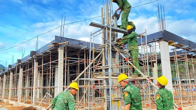 Soldados "deponen las armas y toman murciélagos": Construyen escuelas en medio de los vastos bosques de Da Nang.