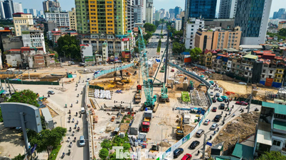 Un immense chantier de construction pour l'intersection de la ligne 5 du métro et du périphérique 1, en plein cœur d'Hanoï.