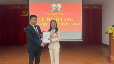 Lễ trao tặng Huy hiệu 30 năm tuổi Đảng cho đồng chí Phạm Ngọc Phượng, đảng viên Chi bộ 4, Đảng bộ Sở Xây dựng tỉnh Lào Cai