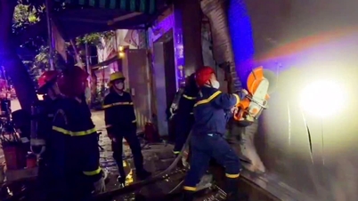 Redningsmandskab redder 4-årig pige og hendes bedsteforældre fanget i et fireetagers hus, der brød i brand tidligt om morgenen.