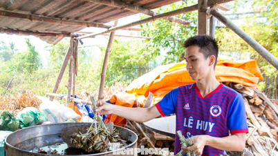 Preserving traditional flavors through batches of glutinous rice dumplings made with ash for the Dragon Boat Festival.
