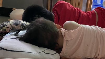 Tranh cãi chuyện cho con ngủ trễ dịp hè