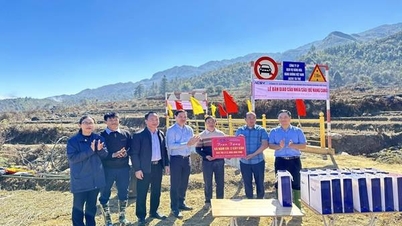 Inspectoratul Provincial, împreună cu Vietnam Aviation Cargo Services Joint Stock Company, a predat două poduri de beton în comuna Nam Co.