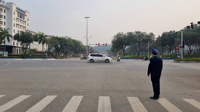 Gli ispettori del Dipartimento delle Costruzioni di Lao Cai stanno coordinando attivamente la gestione del flusso di traffico per garantire la sicurezza della tradizionale corsa campestre del quotidiano Lao Cai del 2025.