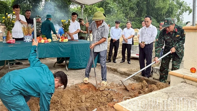 戦死した兵士の遺体を発掘し、故郷に運び込んで埋葬する。