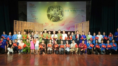 Det spesielle kunstprogrammet «Onkel Ho – To hellige ord» kommer til publikum i Thanh Hoa.
