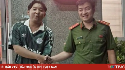 En nepalesisk turist, som hade lämnat sin resväska på gatan, blev rörd till tårar när han fick tillbaka sina tillhörigheter från polisen i Hanoi.
