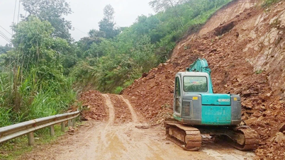 Heavy rain in Thai Nguyen causes landslides on many roads.