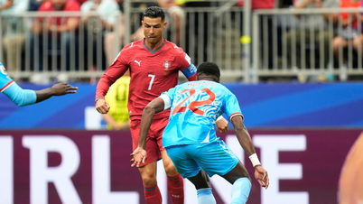 Portugal lwn Republik Demokratik Congo 1-1 (Separuh masa): Ronaldo berusaha untuk mencari gol.