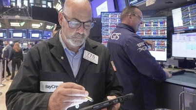 Fed mengisyaratkan kenaikan suku bunga, saham AS jatuh di seluruh sektor.