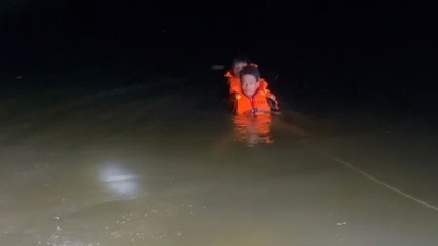 U břehu byly nalezeny sandály a bylo objeveno tělo pohřešovaného syna.