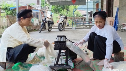 Mengekalkan kraf pembuatan mi pho tradisional di Phu Thong.