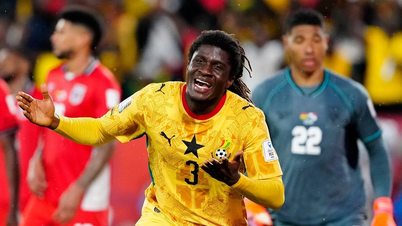 Ghana mengamankan tiga poin berkat kemenangan dramatis di menit-menit akhir, dan memimpin grup bersama Inggris.