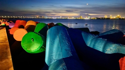 The Xóm Rớ embankment gets a makeover, becoming a popular check-in spot.