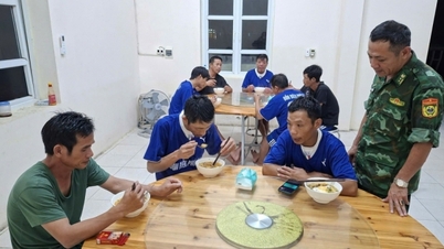 Thanh Hoa bölgesinden zor durumda kalan dokuz balıkçı, Tran Adası Sınır Muhafız İstasyonu tarafından zamanında kurtarıldı.