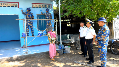 গুদাম ৮৫৮-এর কমান্ডার সামাজিক কর্মসূচির সুবিধাভোগীদের জন্য ঘর নির্মাণকারী বাহিনীকে পরিদর্শন ও উৎসাহিত করেন।
