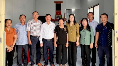 Long Xuyen menyerahkan rumah-rumah solidariti kepada isi rumah yang kurang bernasib baik.