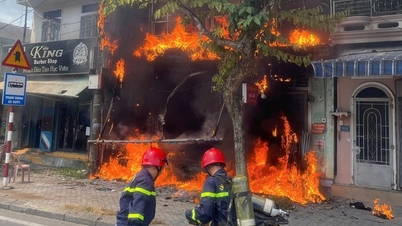 Sebuah rumah di Hue dilalap api, dan banyak barang-barang di dalamnya hancur.