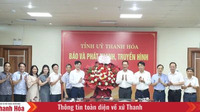 Wakil Sekretaris Komite Partai Provinsi, Trinh Tuan Sinh, mengucapkan selamat kepada Surat Kabar dan Radio dan Televisi Thanh Hoa atas peringatan Hari Pers Revolusioner Vietnam.